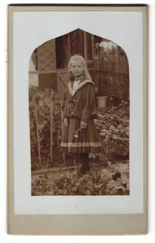 Fotografie unbekannter Fotograf und Ort, Portrait Mädchen in Garten