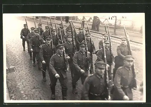 AK Stralsund, Soldaten in Unform marschieren mit Gewehr
