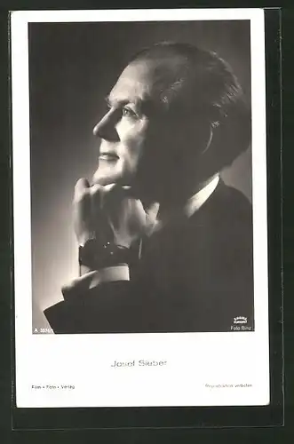 AK Schauspieler Josef Sieber mit einer Uhr im Anzug