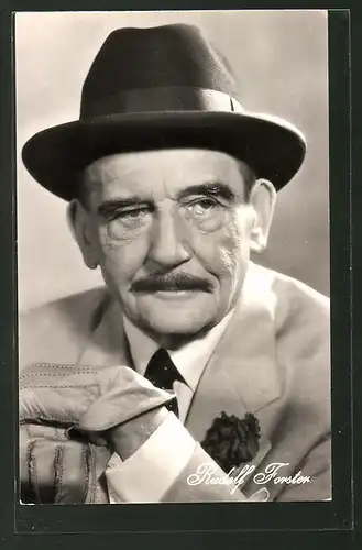 AK Schauspieler Rudolf Forster mit Hut und Lederhandschuhen
