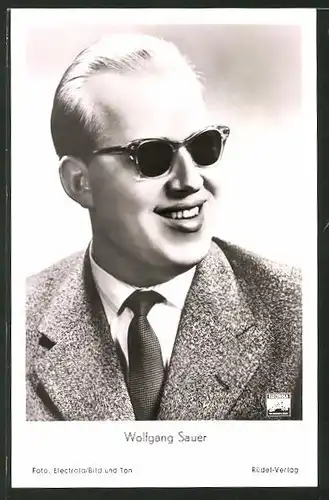AK Schauspieler Wolfgang Sauer mit Sonnenbrille im Anzug