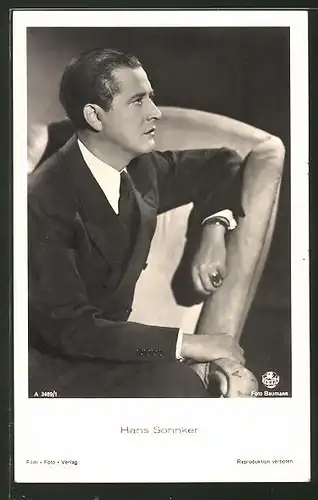 AK Schauspieler Hans Söhnker auf einem Sessel sitzend