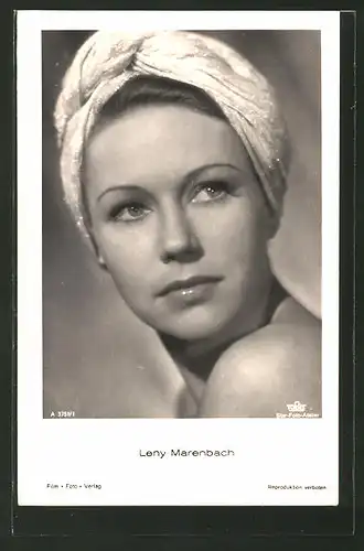 AK Schauspielerin Leny Marenbach mit Kopftuch