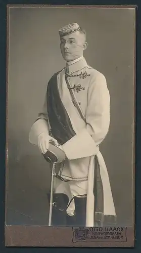 Fotografie Otto Haack, Jena, Student in vollem Wichs mit Schläger nach der Mensur