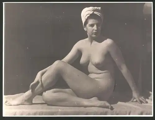 Fotografie Ludwig Geier, Hausfrau mit Kopftuch in Akt