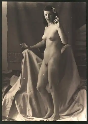 Fotografie Ludwig Geier, Aktmodel, Frauenakt posiert vor abgedecktem Sessel im Atelier