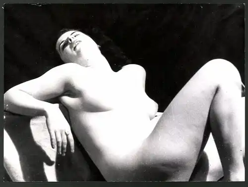 Fotografie Ludwig Geier, Aktmodel, Frauenakt in erotischer Pose
