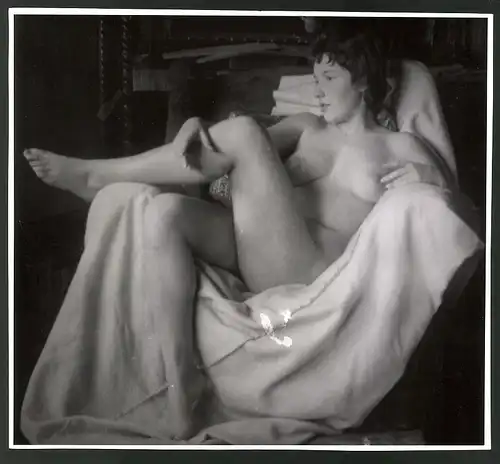 Fotografie Ludwig Geier, Aktmodel, junger Fruauenakt auf Sessel posierend