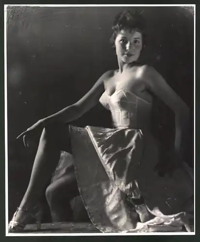 Fotografie Ludwig Geier, Fotomodel, hübsche junge Frau im Unterrock posierend