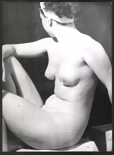 Fotografie Ludwig Geier, Aktmodel, Frauenakt in sitzender Pose im Atelier