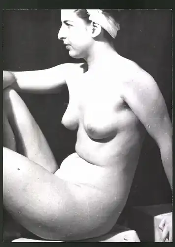 Fotografie Ludwig Geier, Aktmodel, Frauenakt posiert sitzend