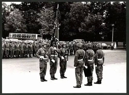 Fotografie DDR-Kampftruppe der Arbeiterklasse, Soldaten & Fahnenträger bkeim Fahnenappell