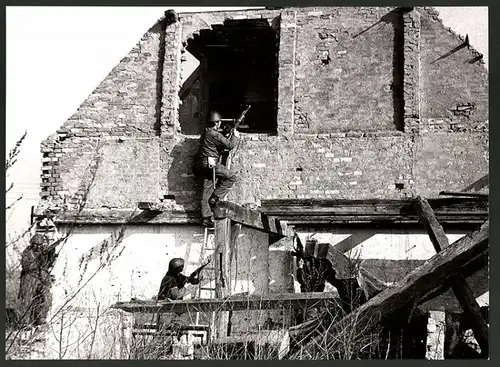 Fotografie DDR-Kampftruppe der Arbeiterklasse, Soldaten mit Sturmgewehr AK-47 beim Häuserkampf