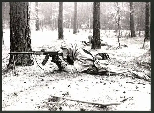 Fotografie DDR-Kampftruppe der Arbeiterklasse, Soldat im ABC-Schutzanzug mit Sturmgewehr AK-47