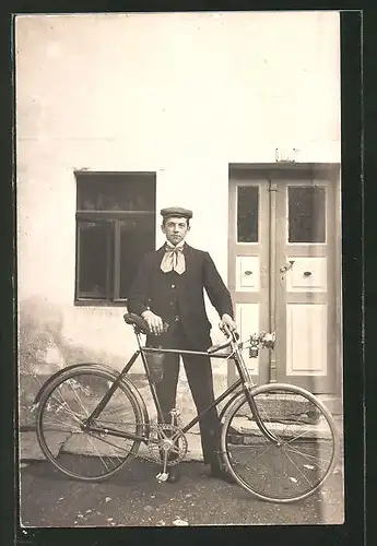AK Junger Mann steht mit seinem Fahrrad vor seinem Haus