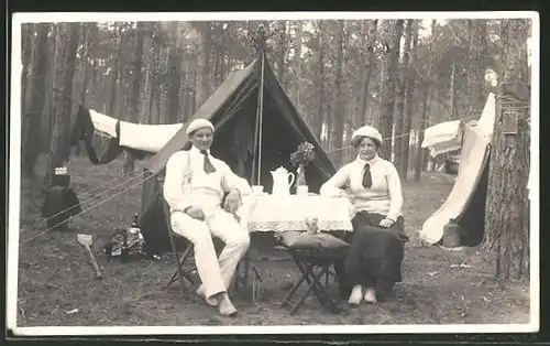Foto-AK Camper vor ihrem Zelt beim Kaffee