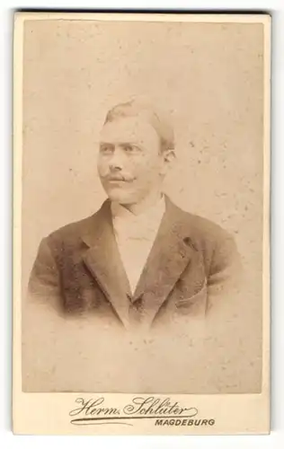 Fotografie Hermann Schlüter, Magdeburg, Portrait junger Mann mit Schnauzbart