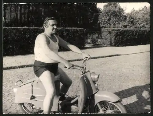 Fotografie Motorrad Simson KR50, Mann in Unterhemd & Unterhose auf LKrad sitzend