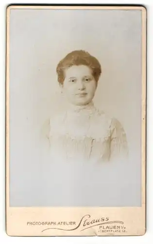 Fotografie Strauss, Plauen i/V, Portrait Maid mit zurückgebundenem Haar