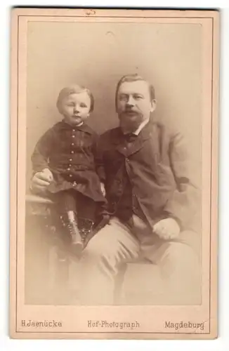 Fotografie H. Jaenicke, Magdeburg, Portrait Vater und kleine Tochter