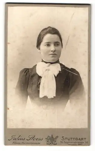 Fotografie Julius Stoess, Stuttgart, Portrait junge Dame mit dunklem Haar