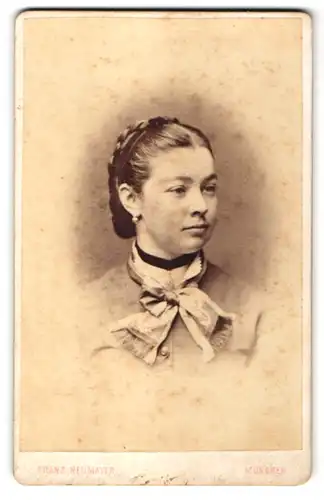 Fotografie Franz Neumayer, München, Portrait Fräulein mit geflochtenem Haar