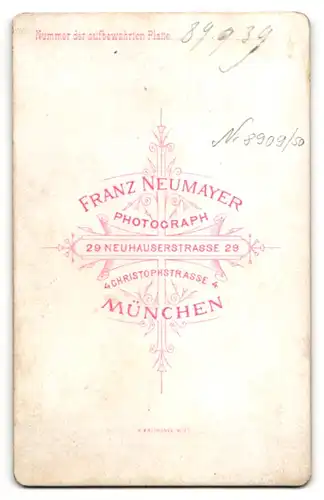 Fotografie Franz Neumayer, München, Portrait Fräulein mit geflochtenem Haar