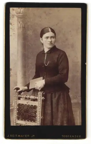 Fotografie J. Reitmayer Jr., Tegernsee, Portrait Dame mit dunklem Haar