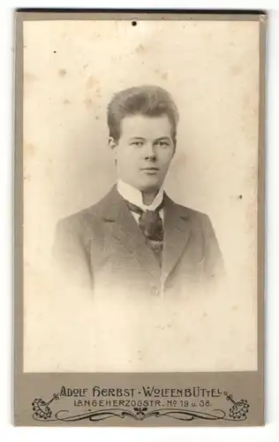 Fotografie Adolf Herbst, Wolfenbüttel, Portrait junger Mann in zeitgenössischer Mode