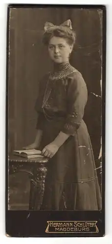 Fotografie Hermann Schlüter, Magdeburg, Portrait junge Dame mit Haarschleife