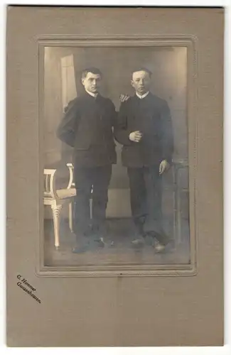 Fotografie G. Hemmer, Gunzenhausen, Portrait zwei junge Herren in Anzug
