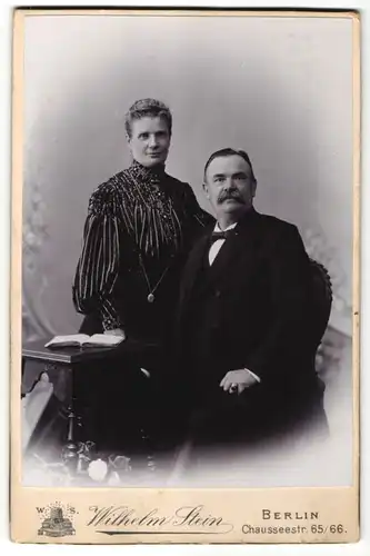 Fotografie Wilhelm Stein, Berlin, Portrait bürgerliches Paar