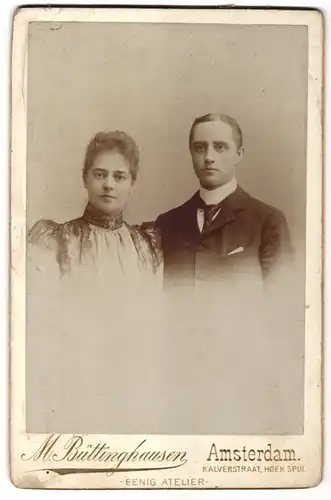 Fotografie M. Büttinghausen, Amsterdam, Portrait bürgerliches junges Paar