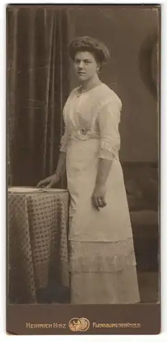 Fotografie Heinrich Hinz, Flensburg, Portrait junge Frau mit Hochsteckfrisur
