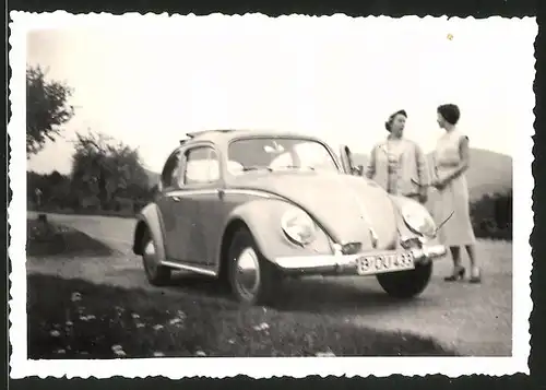 Fotografie Auto VW Käfer, Damen neben Volkswagen PKW mit Faltdach
