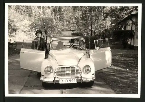 Fotografie Auto Audi-DKW, Hausfrau neben PKW stehend