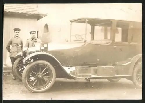 Fotografie 1.WK, Auto Daimler Landaulet, deutsche Soldaten in Uniform stehen neben dem PKW