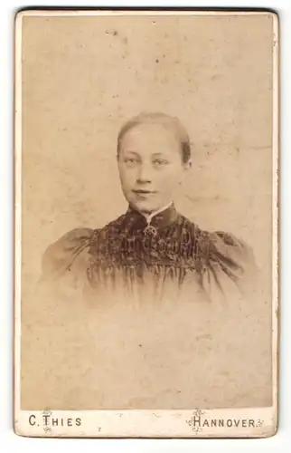 Fotografie C. Thies, Hannover, Portrait Mädchen mit zurückgebundenem Haar