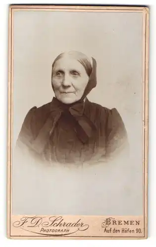 Fotografie F. D. Schrader, Bremen, Portrait greise Dame mit Kopftuch