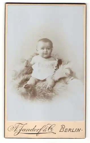 Fotografie A. Jandorf & Co, Berlin, Portrait Säugling mit nackigen Füssen