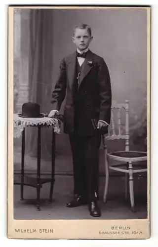 Fotografie Wilhelm Stein, Berlin, Portrait halbwüchsiger Knabe in Anzug