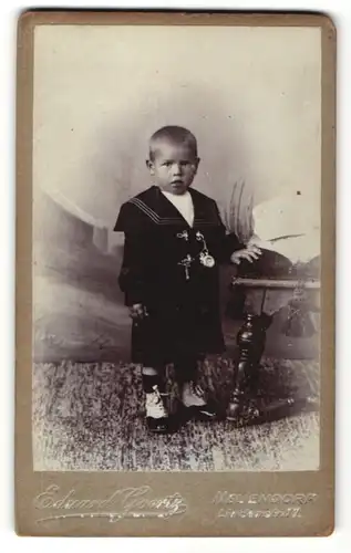 Fotografie Eduard Goertz, Neuendorf, Portrait Kleinkind in festlicher Kleidung