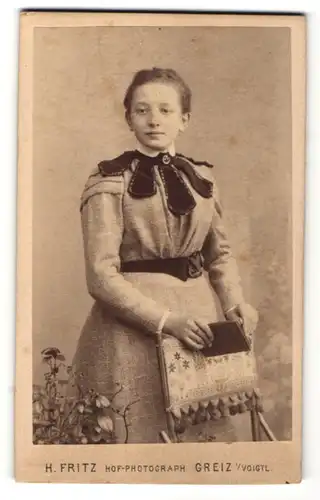 Fotografie H. Fritz, Greiz i/V, Portrait Mädchen in festlichem Kleid