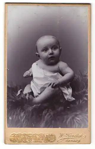 Fotografie W. Gerlich, Hamburg, Portrait sitzender Säugling