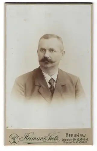 Fotografie Hermann Tietz, Berlin-SW, Portrait Herr mit Schnauzbart