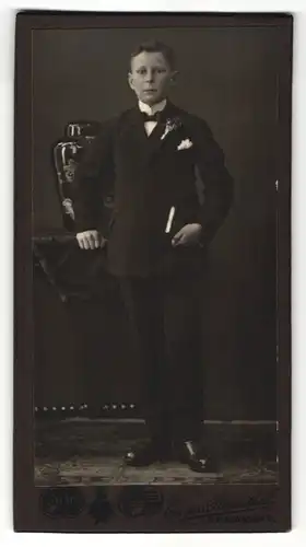 Fotografie Eugen Rosenthal, Weisswasser O/L, Portrait Knabe in feierlichem Anzug