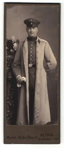 Fotografie Heinr. Schellhorn, Hamburg-Altona, Portrait Soldat in Uniformmantel
