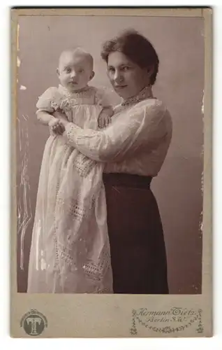 Fotografie Hermann Tietz, Berlin-SW, Portrait junge Mutter mit Kleinkind