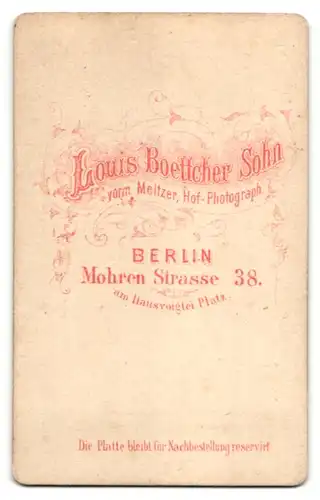 Fotografie Louis Boettcher Sohn, Berlin, Portrait junge Frau mit zurückgebundenem Haar