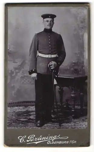 Fotografie C. Brüning, Oldenburg i/Gr, Portrait Soldat in Uniform mit Krätzchen